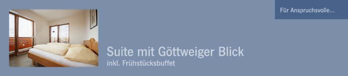 Unsere Suite bietet Komfort mit einem großzügig angelegten Badezimmer, einem Wohnzimmer mit Ledergarnitur und einem Schlafzimmer zum Wohlfühlen. Ihr Aufenthalt wird zu einem unvergesslichen Erlebnis! Eine mit Gartenmöbeln ausgestattete Terrasse, die rund um die Suite herumführt, lädt Sie zu einem unvergleichlichen Ausblick auf die Stadt Krems und auf das Stift Göttweig ein. Ein weiteres Highlight ist unser Pool mitten im Weingarten - genau der richtige Ort zum entspannen.